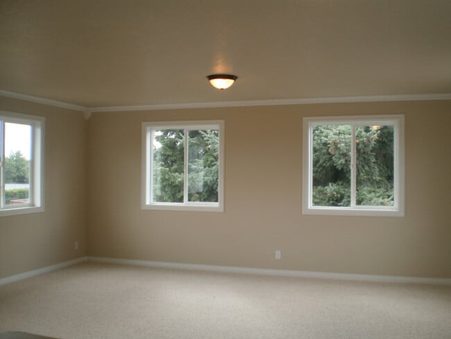 Building Photo - ~Elegant 3 bedroom with Bonus Family Room ...