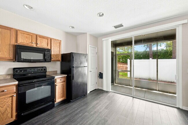 Foto del edificio - END-UNIT TOWNHOME FOR RENT IN GATED WYNCHASE AT FORE RANCH!