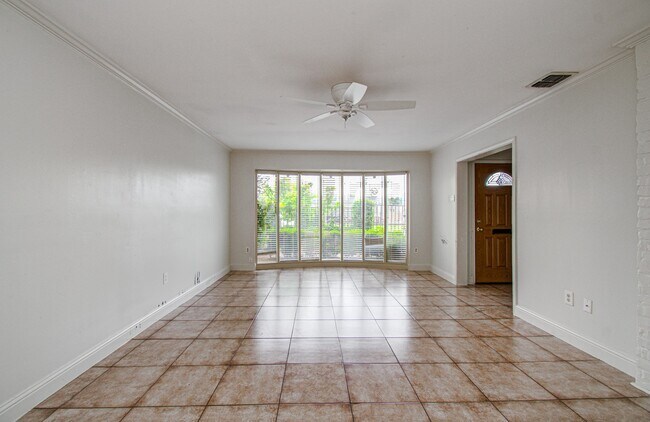 Foto del edificio - 823 S Ripple Creek Dr