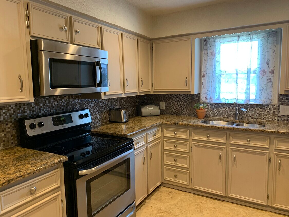 Kitchen - 305 Buckingham Rd