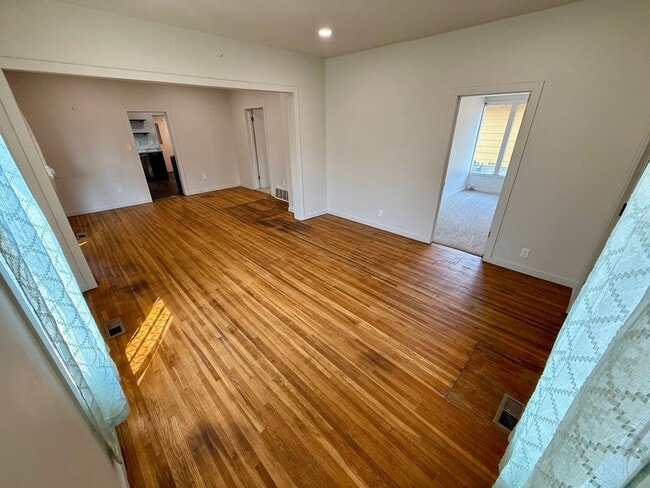 Building Photo - Charming 3-Bedroom Home with Spacious Yards & Modern Comforts in Lewiston