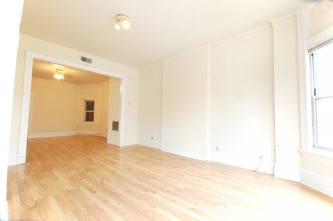 Foto del edificio - 2745 W Division St