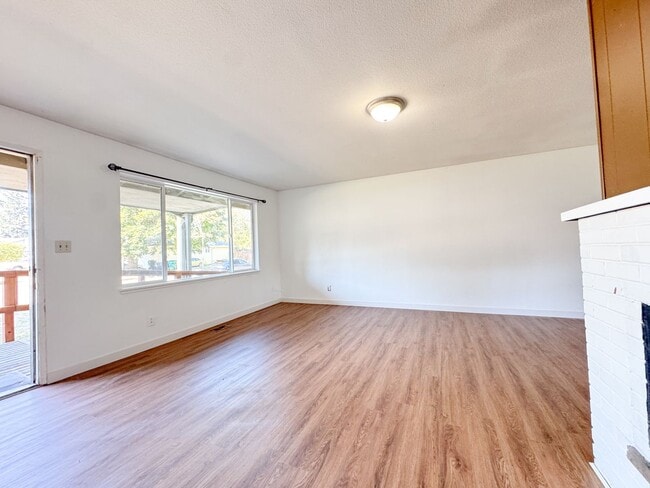 Building Photo - 4 bed rambler in HUGE lot