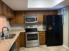 Building Photo - 4444 Victory Dr