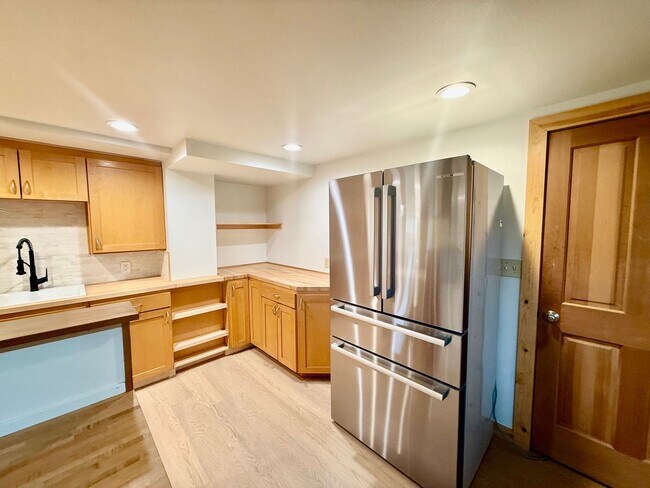 Foto del edificio - Brand New 1 bed, 1 bath with Den In Lynnwood $2350/mo.