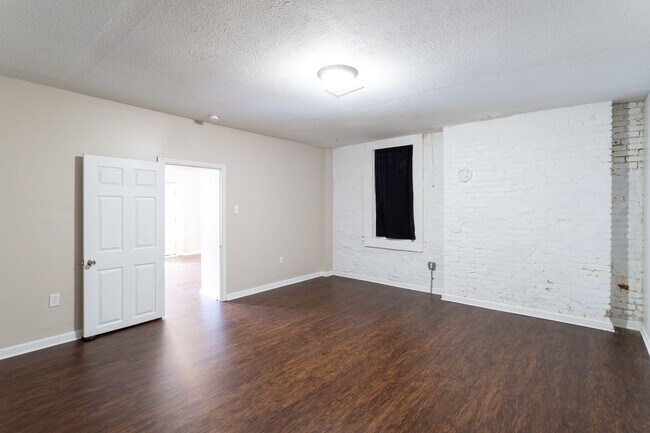 Foto del edificio - Available August 1st - Spacious 6 Bedroom,...