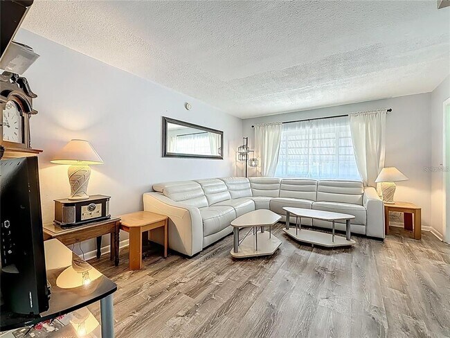 Foto del edificio - 250 Rosery Rd NW