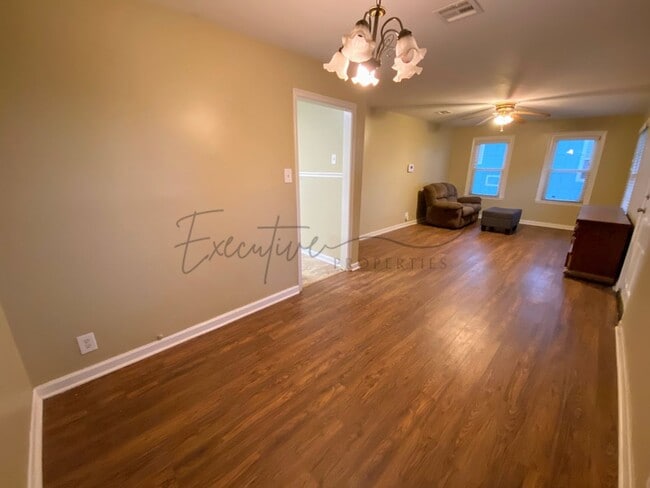 Foto del edificio - Well-Kept 3BR Home with Sunroom, Garage & Fenced Yard