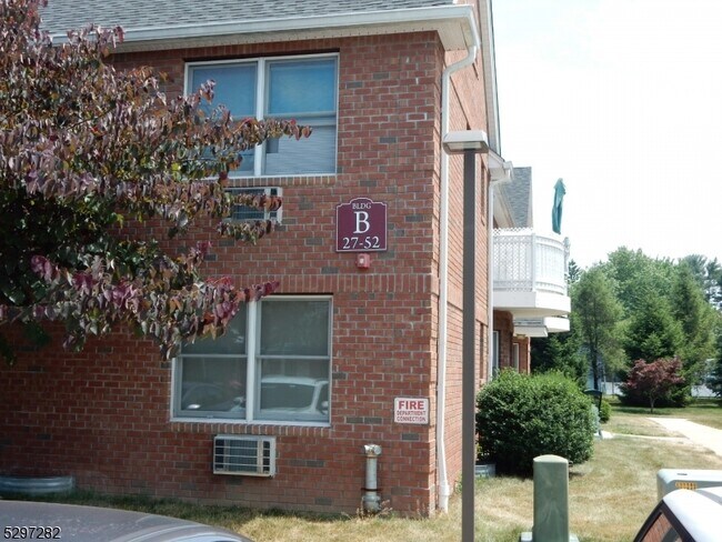 Building Photo - 37 Jane Dr