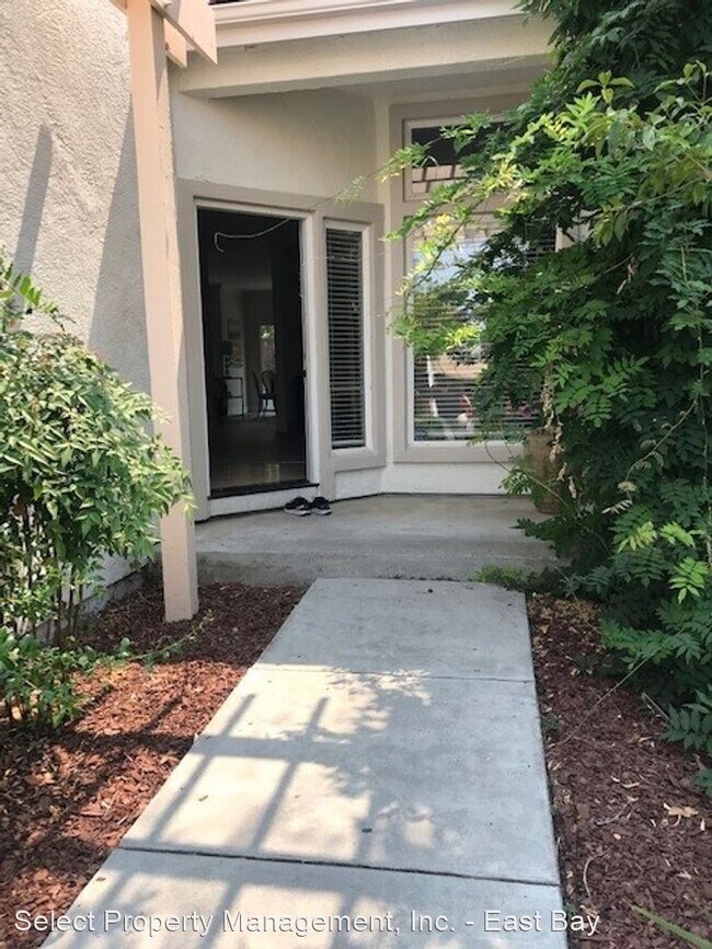 Foto del edificio - 4 br, 3 bath House - 7476 Kingsbury Pl