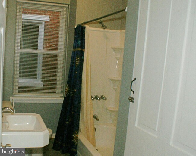 Building Photo - 213 Elm St