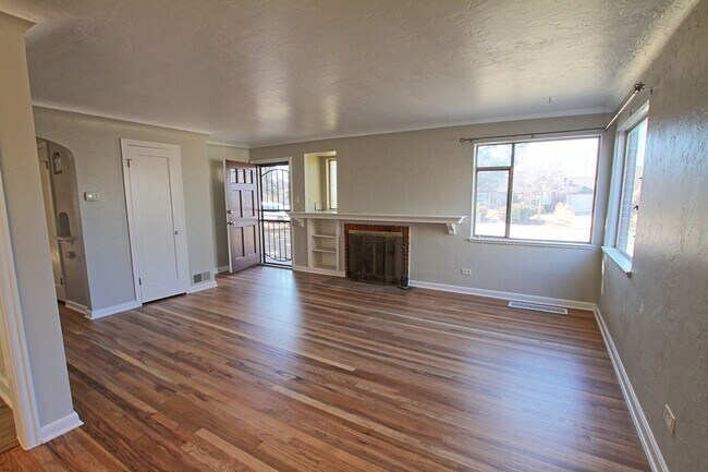 Building Photo - 2 bed 1 bath remodeled North Park Hill home