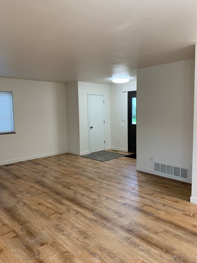 Building Photo - AVAILABLE NOW!! East side - 3 Bdrm, 1.5 Bath