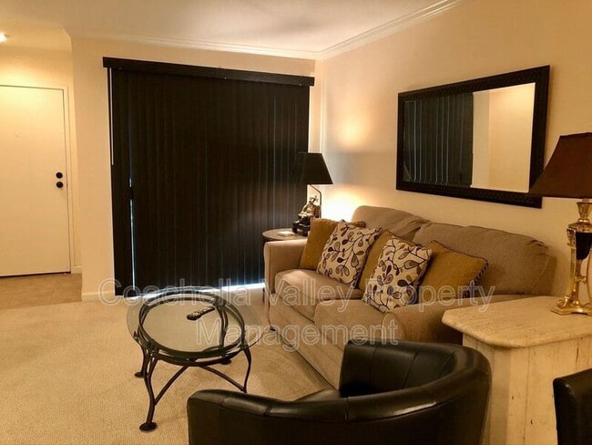 Foto del edificio - 701 Los Felices Cir W