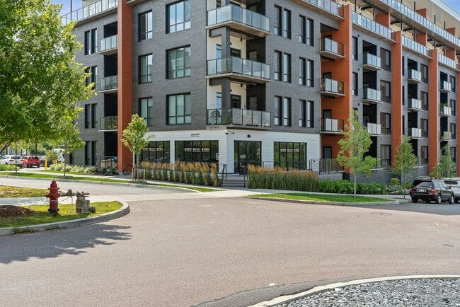 Building Photo - Say Hello to 518 at One25