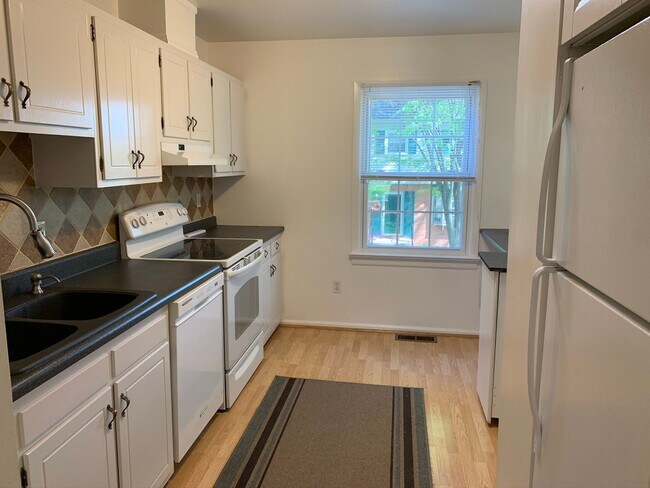 Foto del edificio - End Townhome In Oak Manor Community