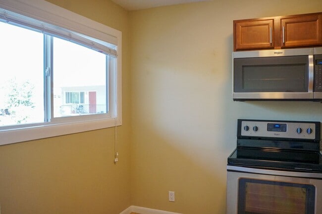 Building Photo - 1-Bed w/Beautiful Kitchen & Off-Street Par...
