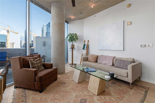 Building Photo - 360 Nueces St