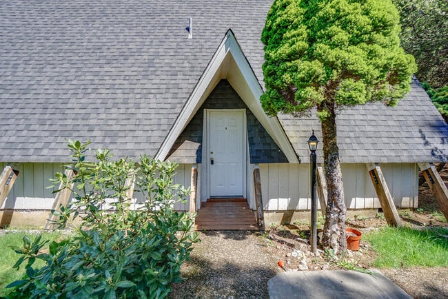 Building Photo - COUNTRY LIVING IN WASHOUGAL