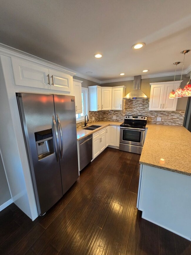 Foto del edificio - Spacious 2BR/2BA Near the Beach — Garage, Pets OK, Available Now