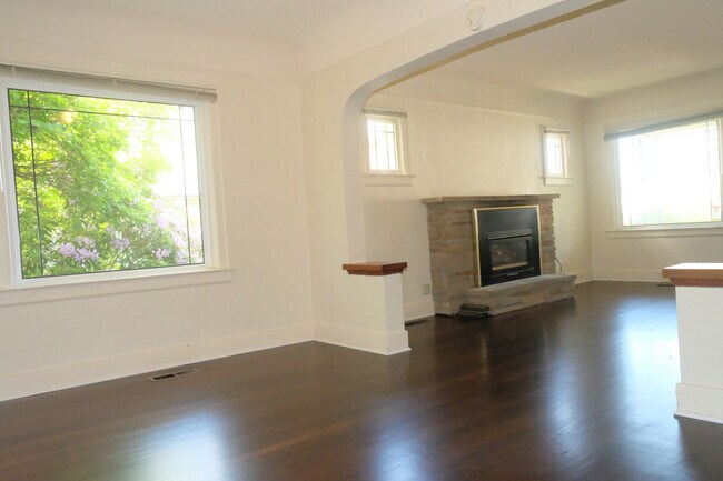 Photo - Stately Maple Leaf Charmer in Ideal Locati... House