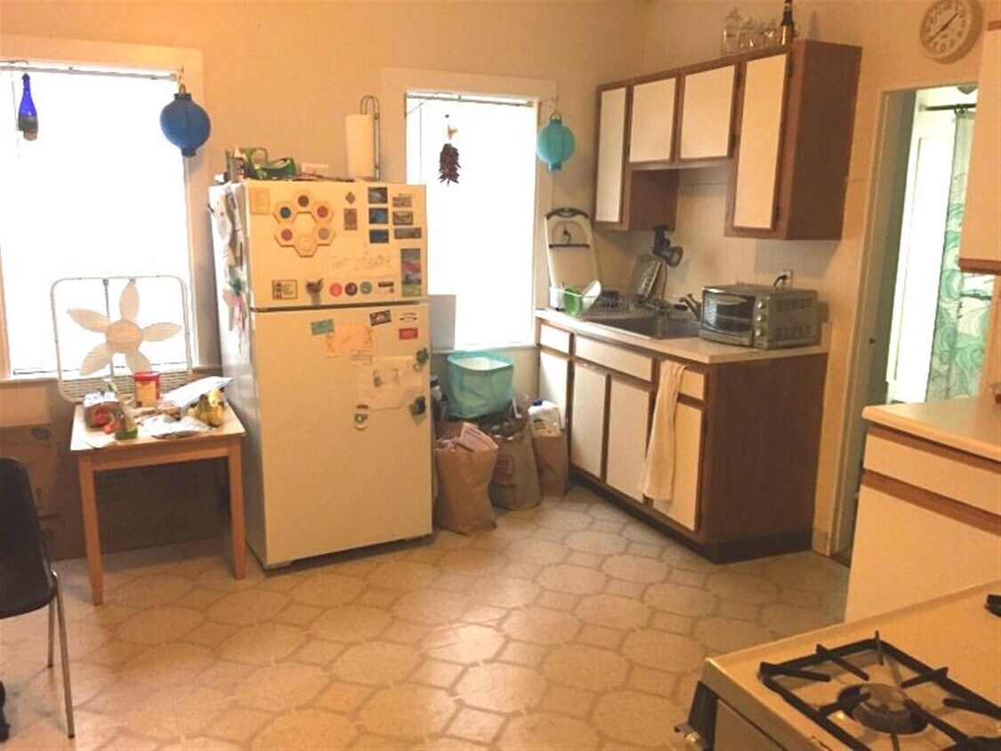 Primary Photo - 25 Knapp St