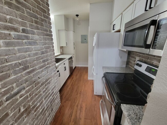 Foto del edificio - Fabulous Remodeled 2 bedroom , 2 bath Remodeled Condo in Country Club Greens