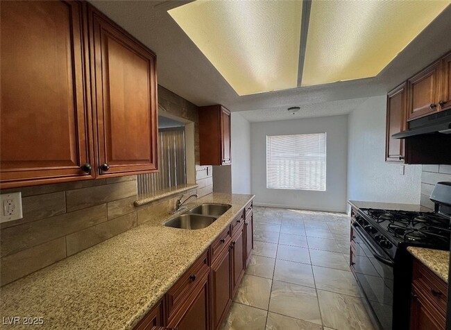 Building Photo - 4561 Carriage Park Dr
