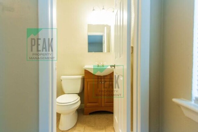 Building Photo - Hot Summer Move-In Special