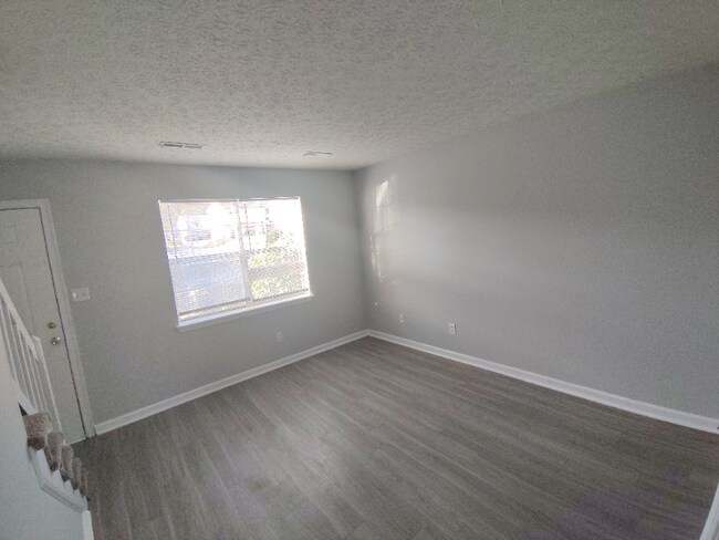 Foto del edificio - 74 Ferguson Dr