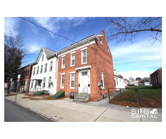 Building Photo - 216 York St