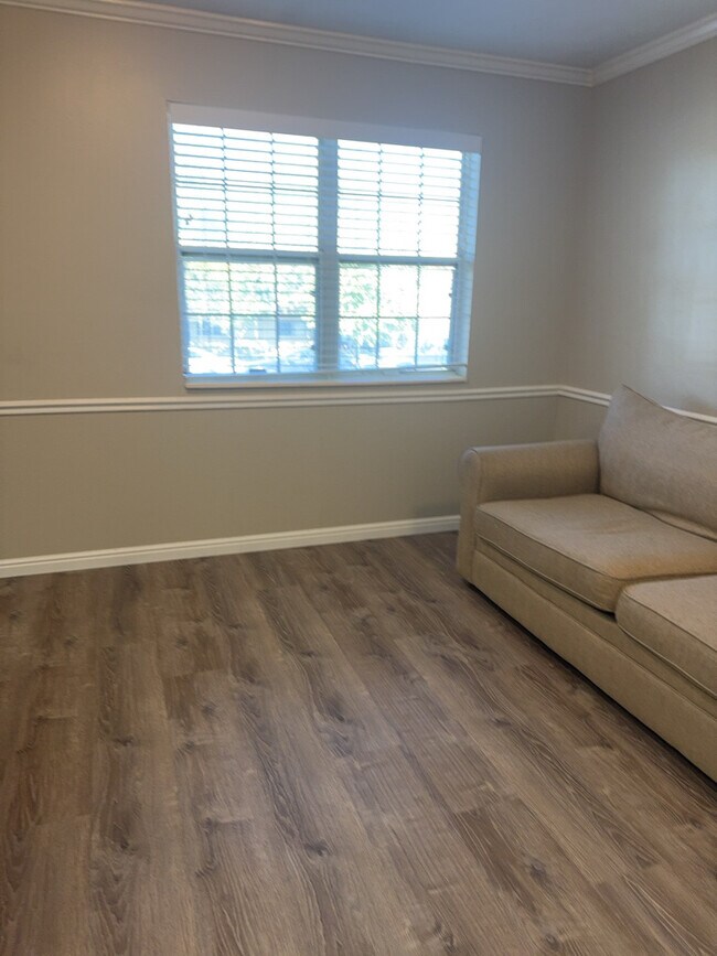 Pared norte de la sala familiar - 591 N 200 E