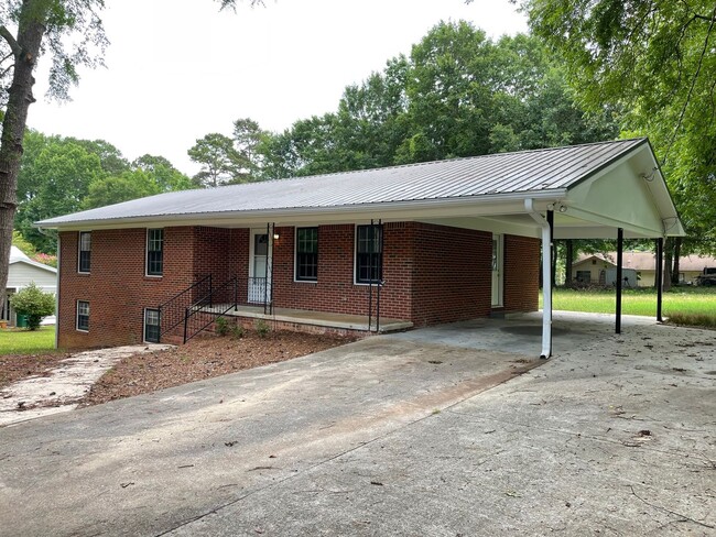 Building Photo - Cute Three Bedroom Off Whitehead Rd!