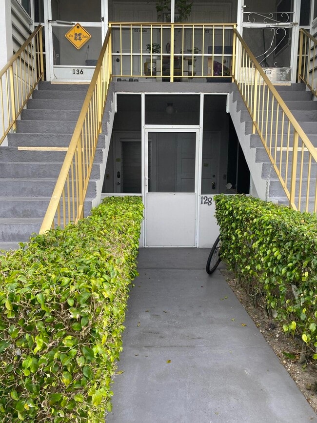 Building Photo - 128 Stratford J