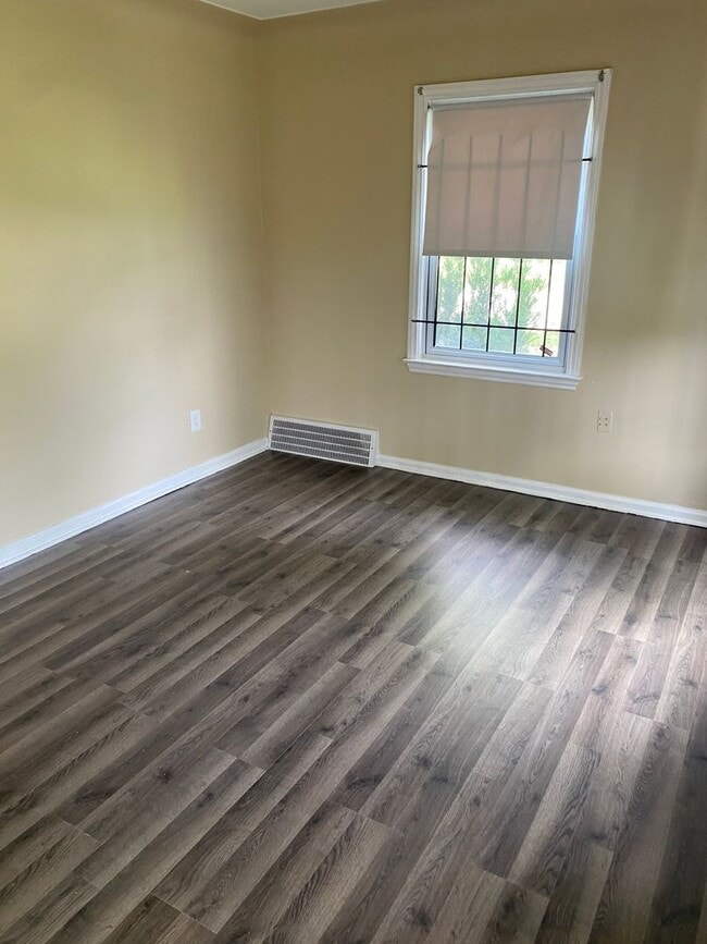 Building Photo - Attention all tenants!! This 2 bedroom, 1 ...