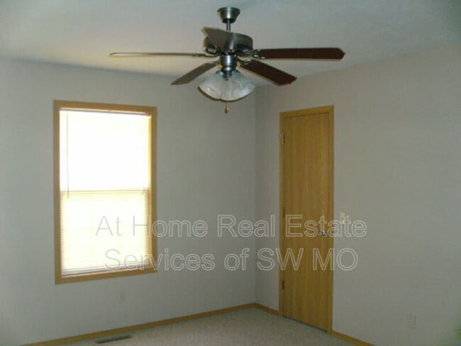 Building Photo - 3911 S Timbercreek Ave