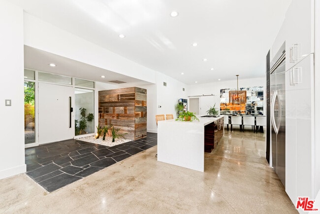 Foto del edificio - 3744 Cody Rd