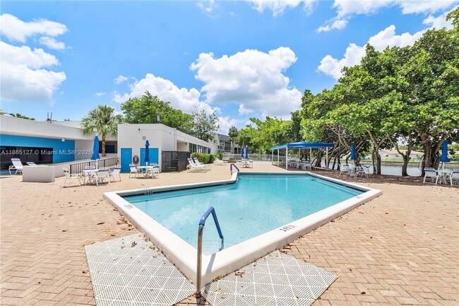 Foto del edificio - 9091 Lime Bay Blvd