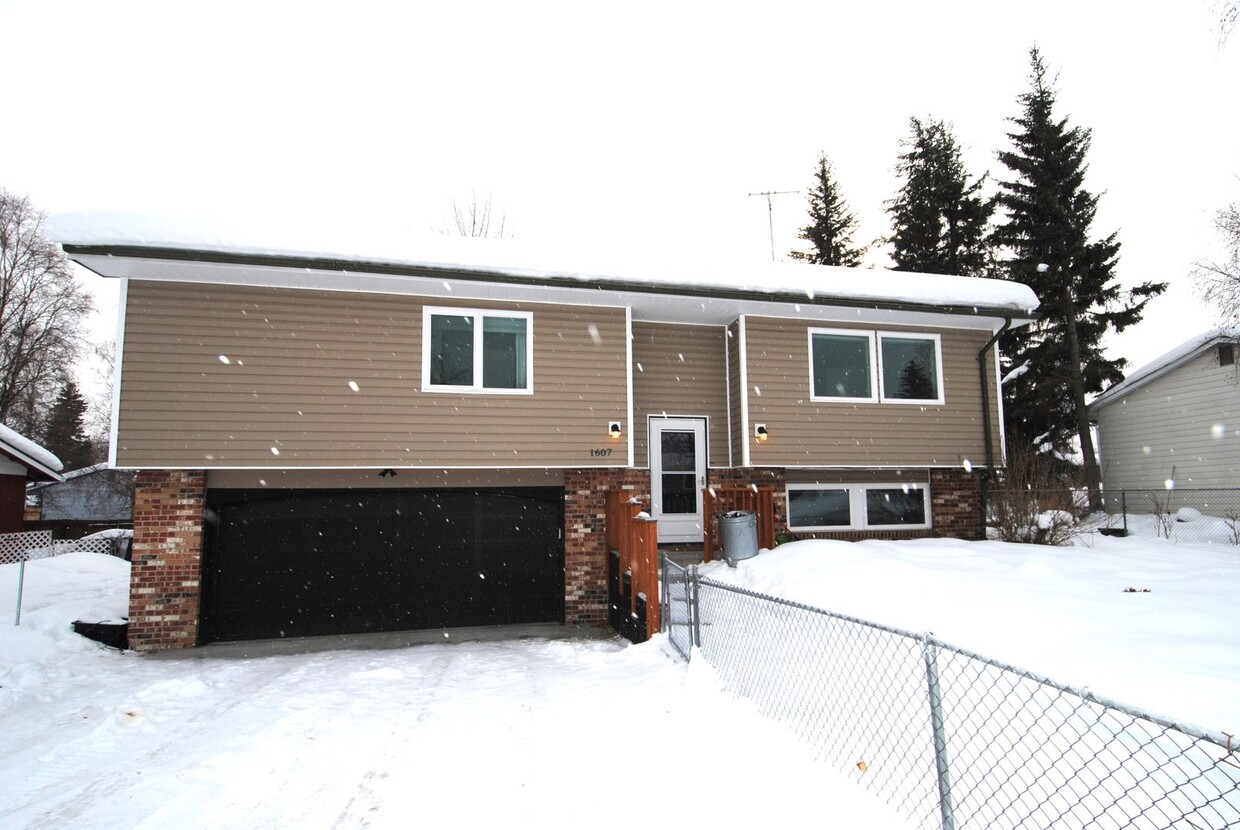 Foto principal - 3 bed / 3 bath / heated 2 Car Garage in gr...