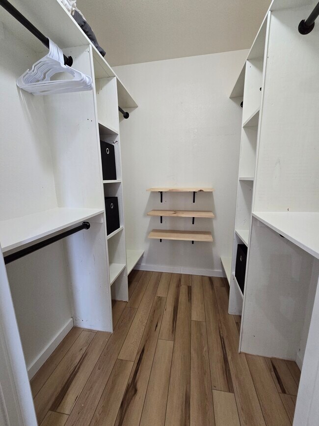 Foto del edificio - 2465 Theresea Ln