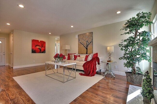 Building Photo - $4590 / 5 BR -GORGEOUS MODEL HOME IN THE W...
