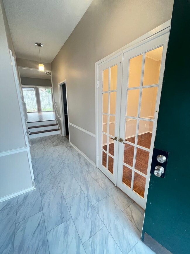 Building Photo - Beautiful renovated East Memphis condo loc...