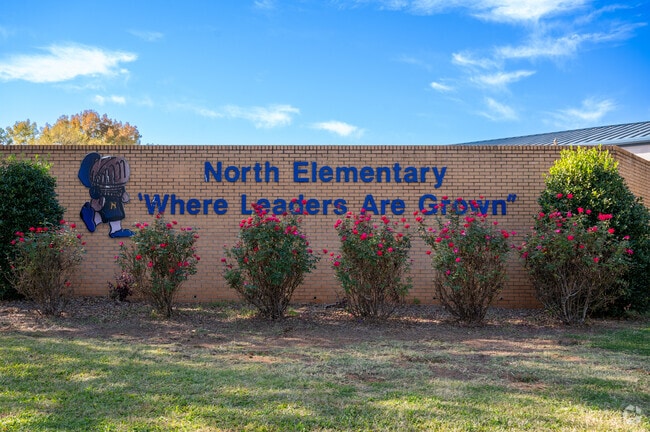 North Elementary School provides education in the neighborhood of Lancaster County.