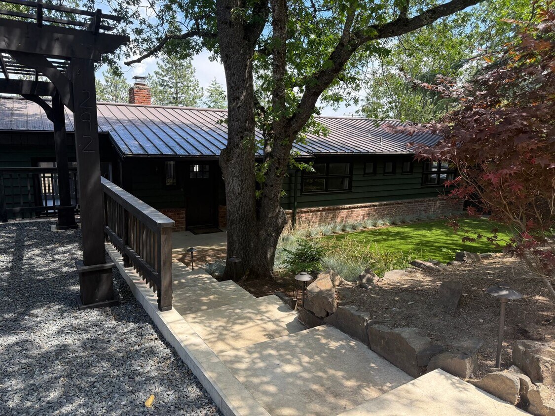 Foto principal - Newly remodel Charming Mid-Century Home