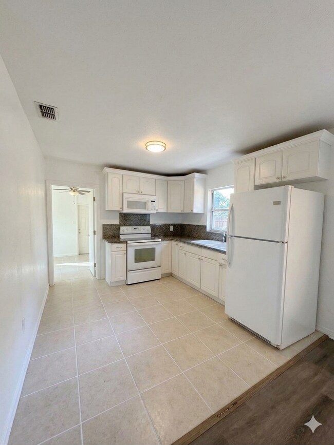 Foto del edificio - Newly Remodeled 3BR Home in Coquina Key – Large Yard with Dual Side Access