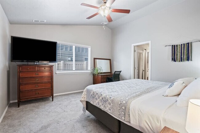 Foto del edificio - 218 Cliff Swallow Ave