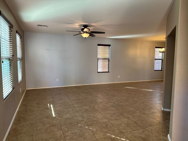 Building Photo - Beautiful 3 bedroom plus den, 2.5 bath hom...