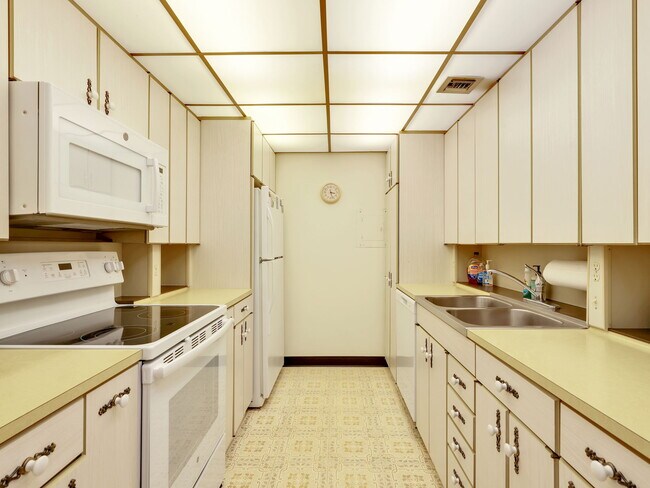 Building Photo - 555 Park Shore Dr