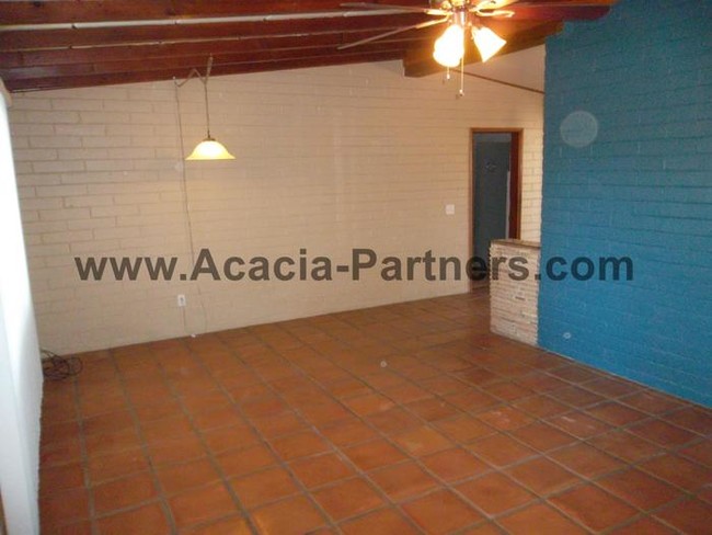 Building Photo - 443 E McMillan Dr