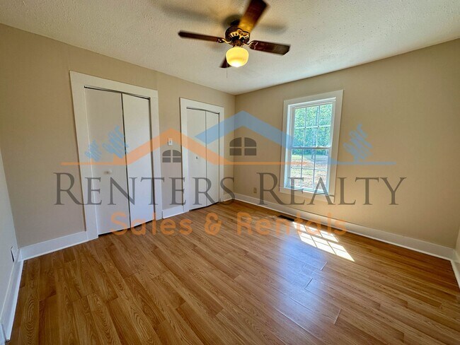 Foto del edificio - 3 Bedroom House with Storage Building